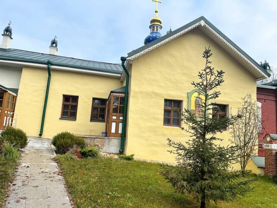 В Лазаревской церкви Псково-Печерского монастыря реставрируют настенную живопись
