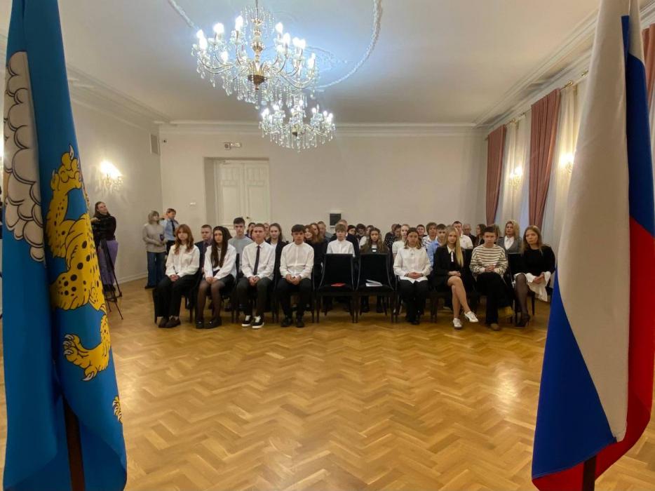Юным псковичам вручили паспорта в преддверии Дня народного единства