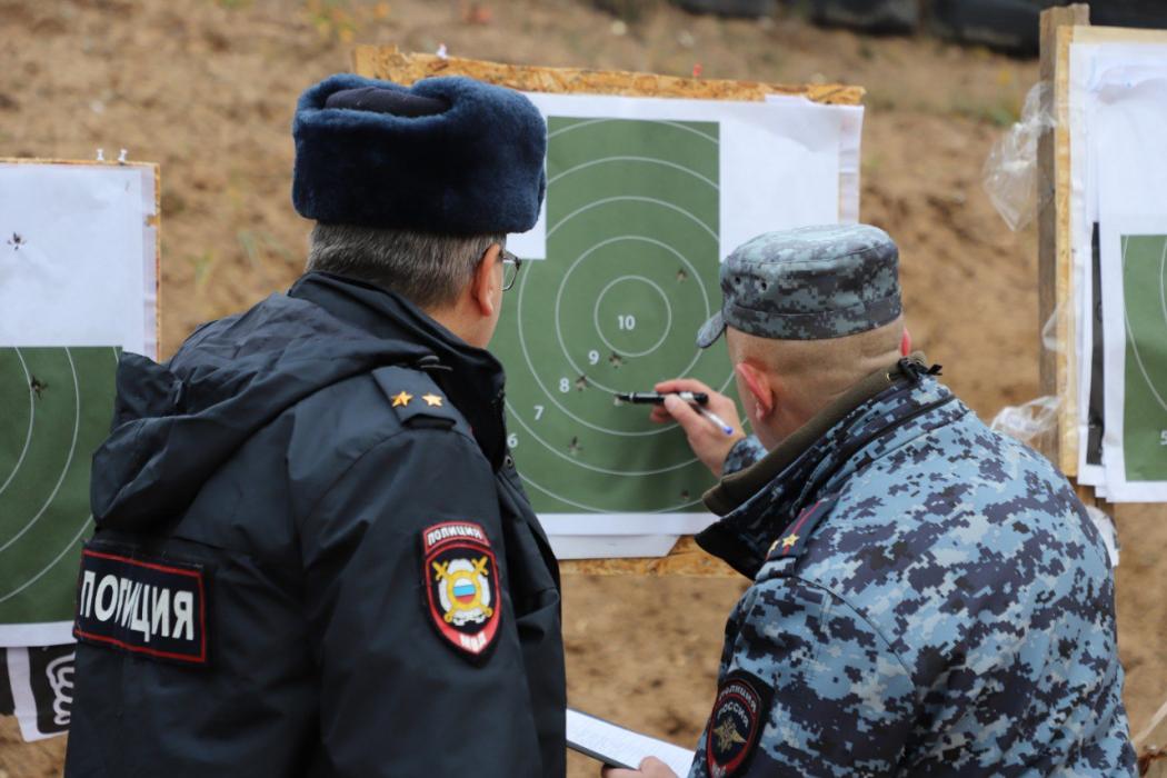 Соревнования по стрельбе среди полицейских прошли в Псковском районе