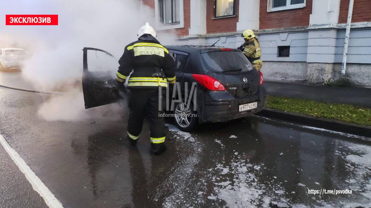 Автомобиль загорелся на улице Конной в Пскове