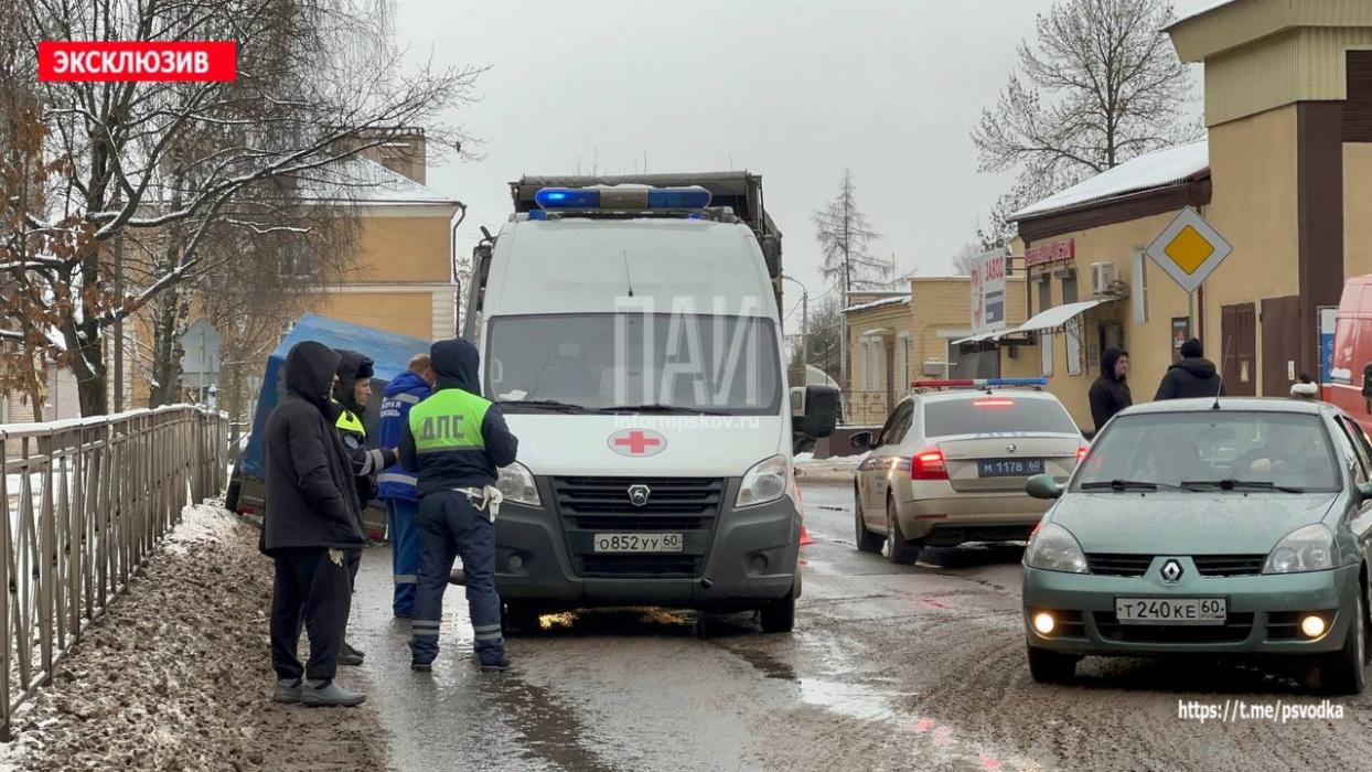 Самосвал и автомобиль с прицепом столкнулись в Великих Луках