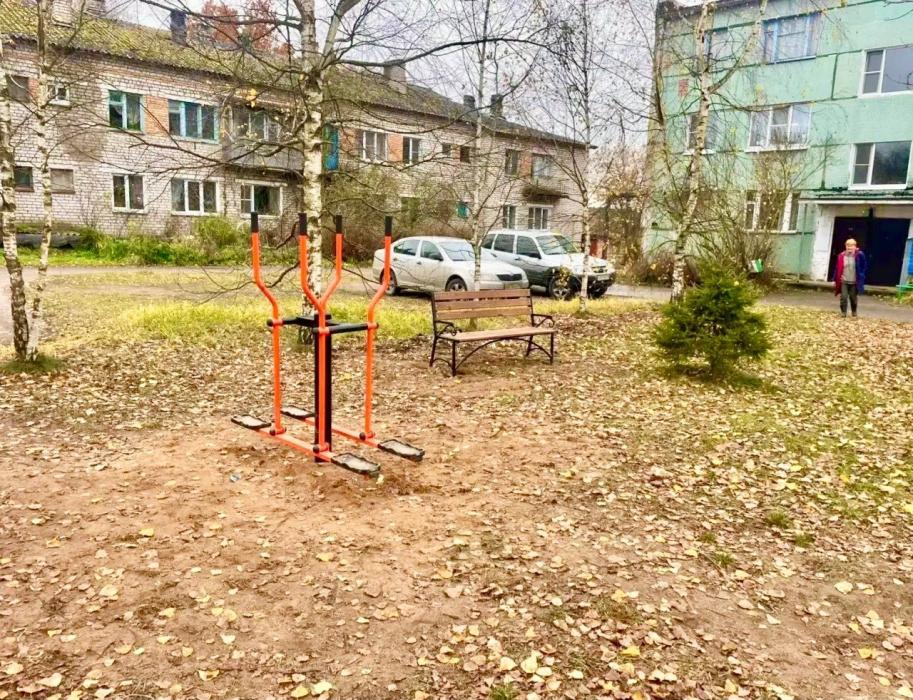 ​В Псковском районе благоустроили дворы для отдыха и занятий спортом