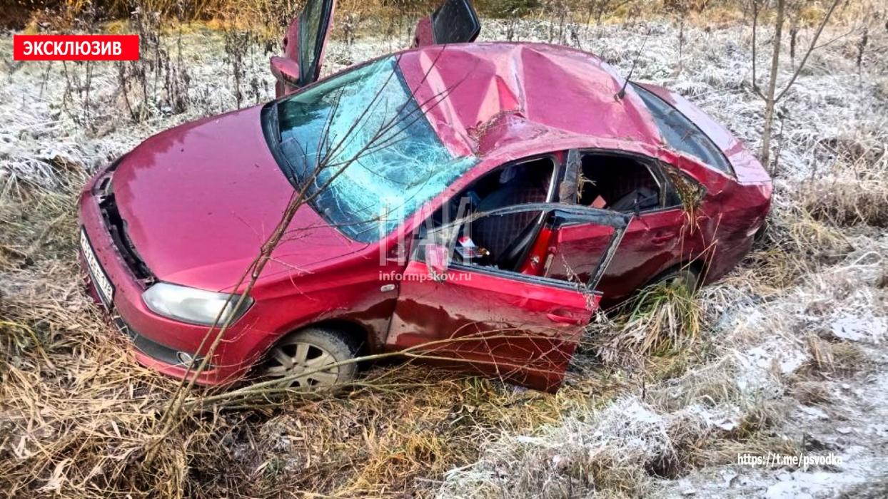 Девушка пострадала из-за вылета автомобиля в кювет в Псковском районе