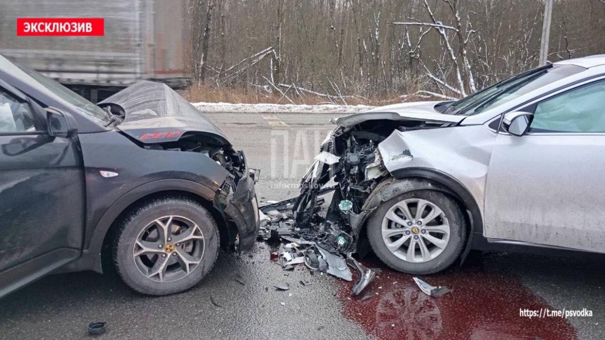 Лобовое столкновение автомобилей в Пскове 