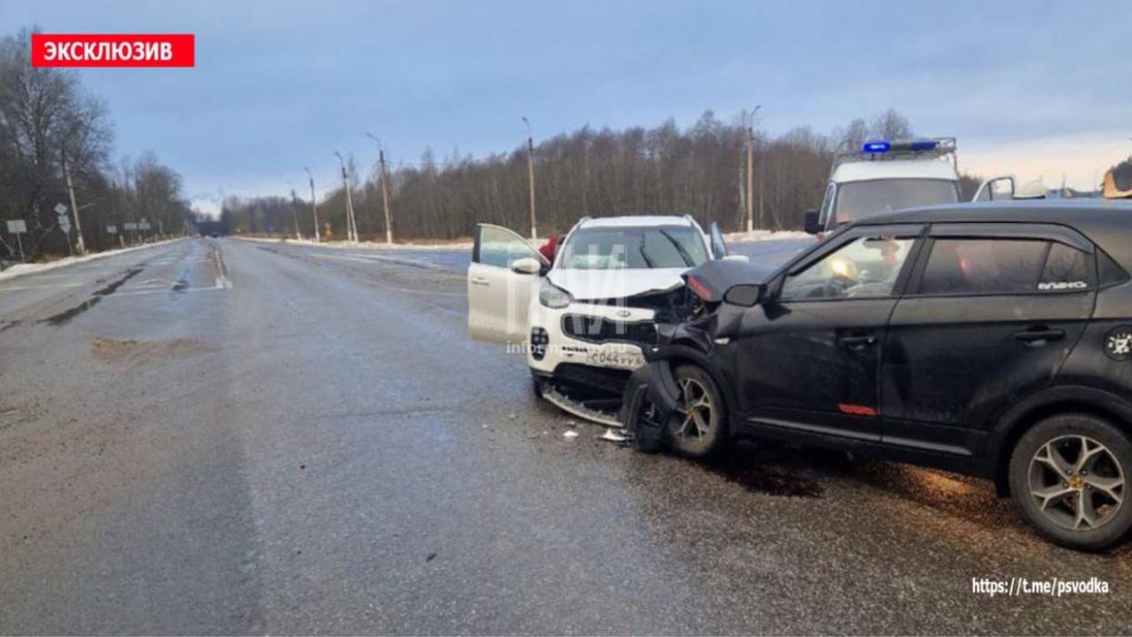 Лобовое столкновение автомобилей в Пскове 