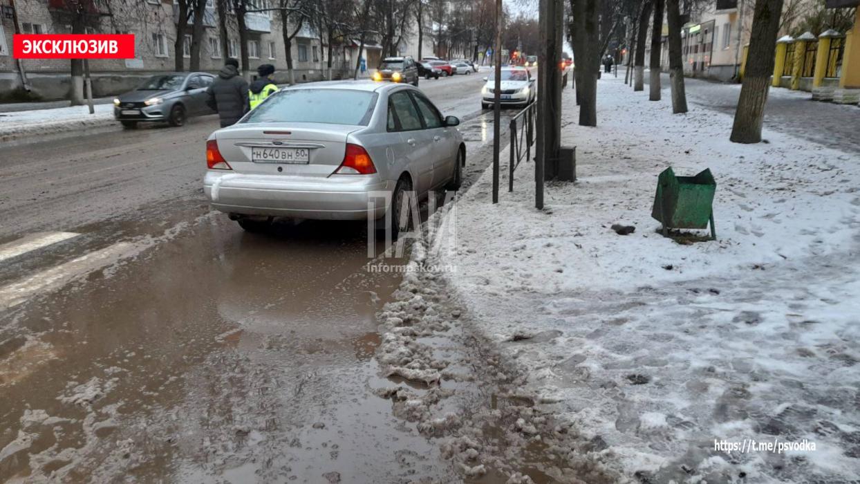 Пешехода-подростка госпитализировали в больницу после ДТП в Великих Луках