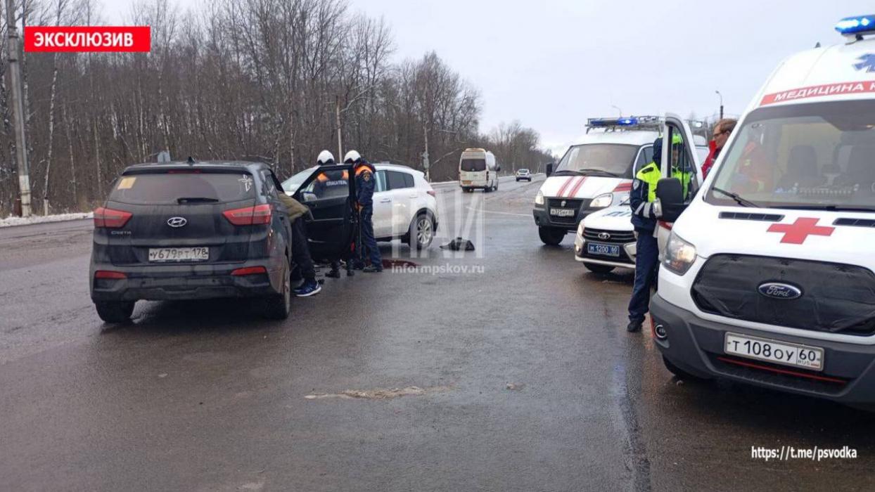 Лобовое столкновение автомобилей в Пскове 