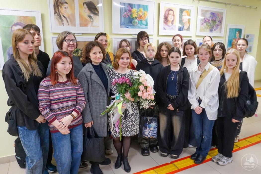 Выставка псковского художника Ольги Устиновой «Нежными цветами образ наполняю…»