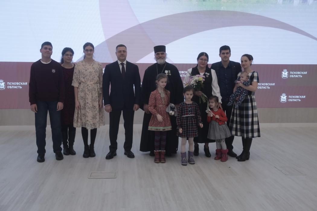 Награждение многодетных семей региона 