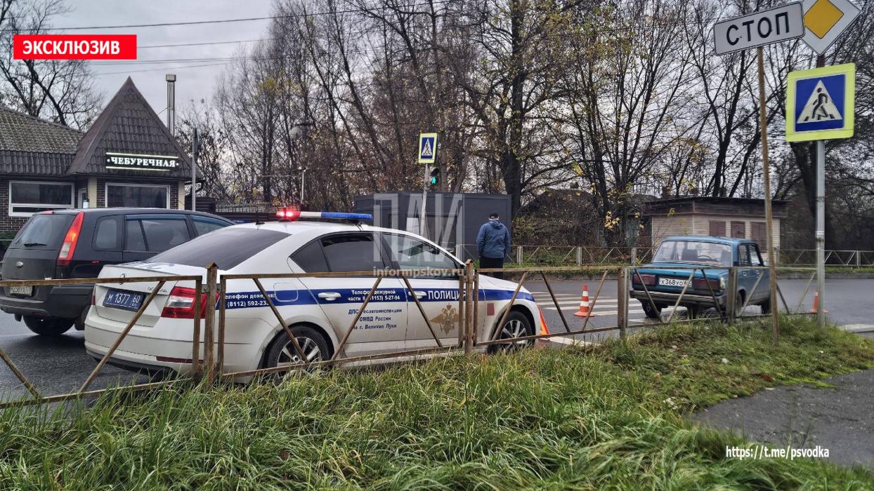 В Великих Луках автомобиль сбил пенсионерку, переходившую дорогу на красный свет