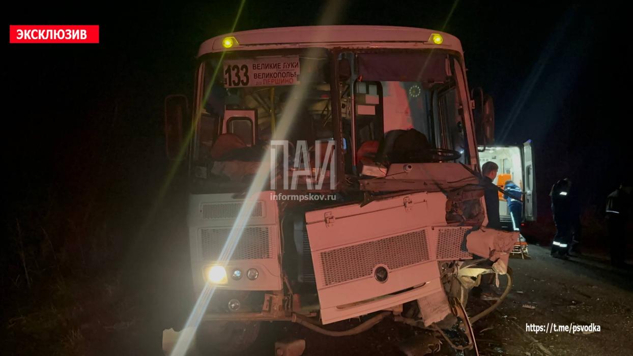 Автобус и легковой автомобиль столкнулись в Великолукском районе