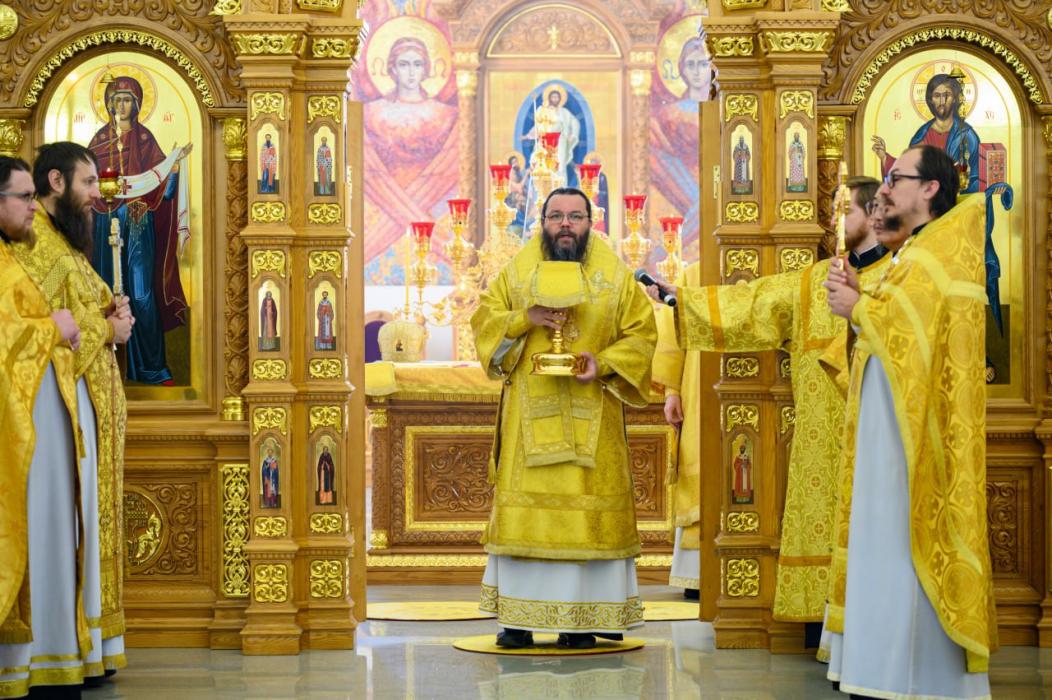 Митрополит Матфей совершил Божественную литургию в храме Пресвятой Богородицы в Москве