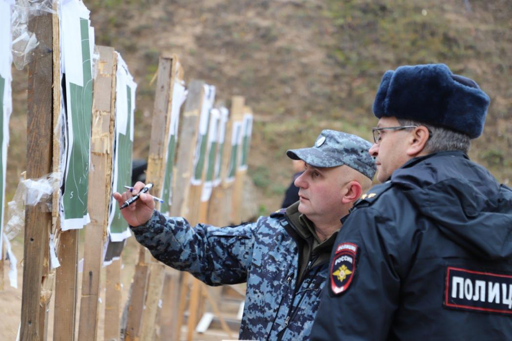Соревнования по стрельбе среди полицейских прошли в Псковском районе