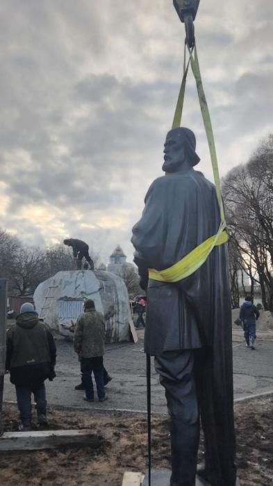 Установка памятника князю Довмонту 