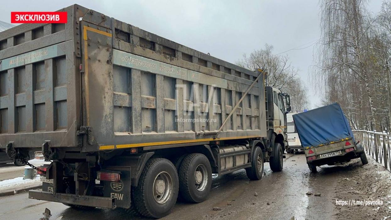 Самосвал и автомобиль с прицепом столкнулись в Великих Луках