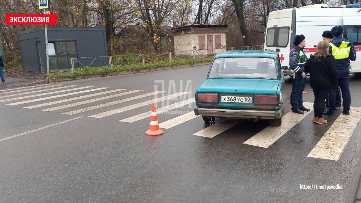 В Великих Луках автомобиль сбил пенсионерку, переходившую дорогу на красный свет