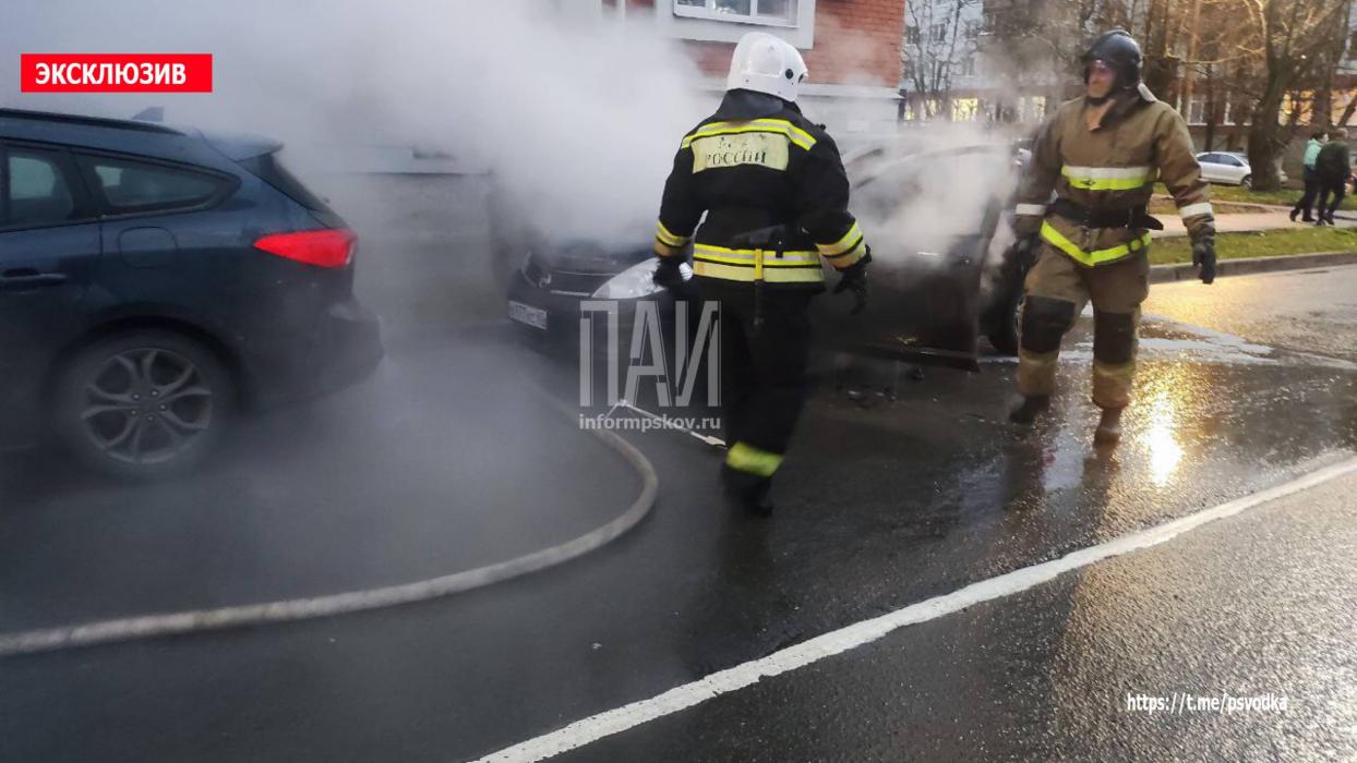 Автомобиль загорелся на улице Конной в Пскове