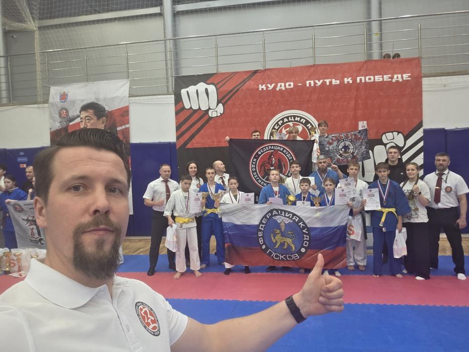 Сборная Пскова заняла первое общекомандное место на турнире по кудо в Петербурге