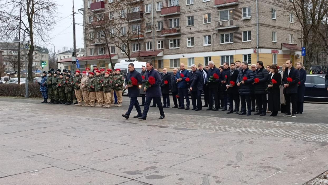 Михаил Ведерников и Владимир Делба возложили цветы к Могиле Неизвестного Солдата в Пскове