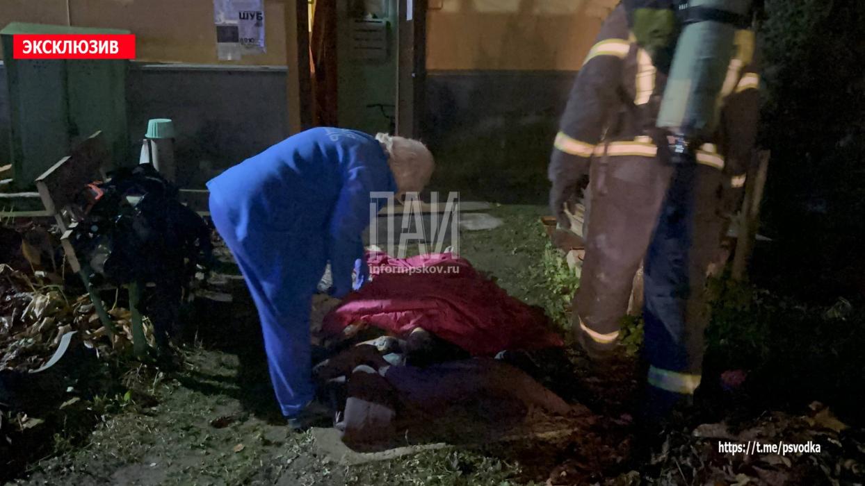 Женщина погибла при пожаре в многоквартирном доме в Великих Луках