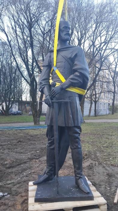 Установка памятника князю Довмонту 