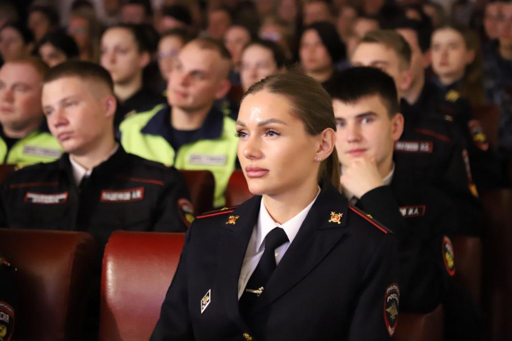 Псковских полицейских поздравили с профессиональным праздником