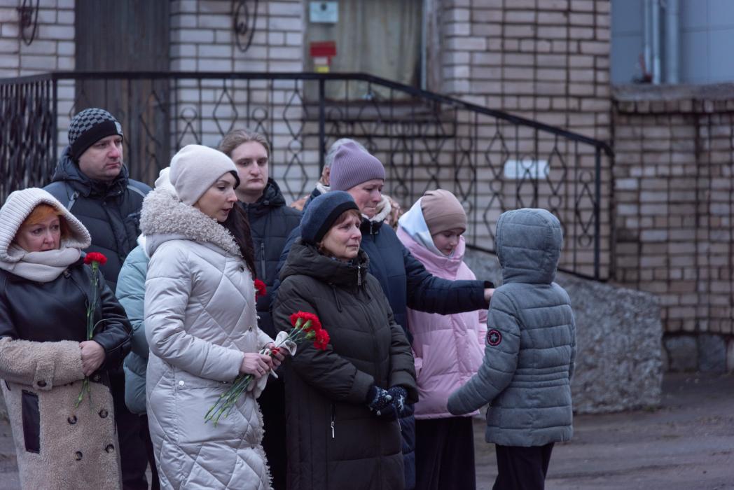 Памятную доску герою СВО открыли на фасаде здания Псковской дистанции электроснабжения РЖД