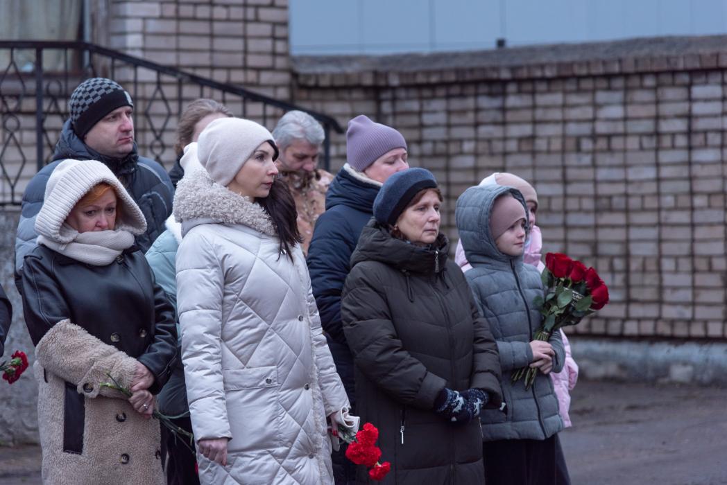 Памятную доску герою СВО открыли на фасаде здания Псковской дистанции электроснабжения РЖД