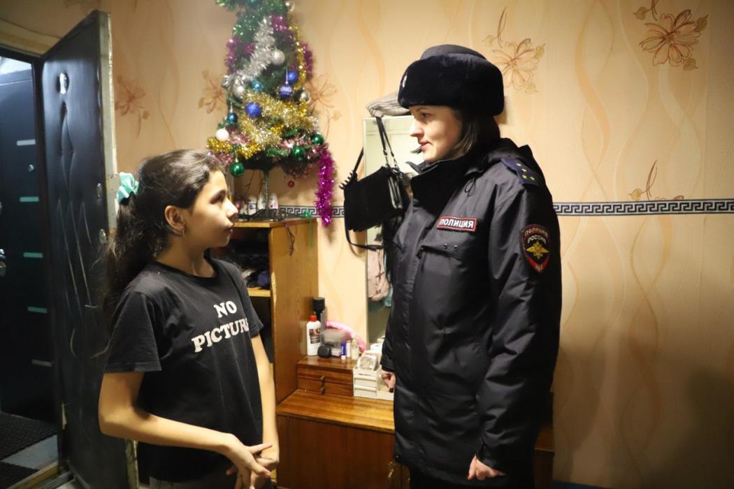 Полицейские поздравили юных псковичей с наступающим Новым годом