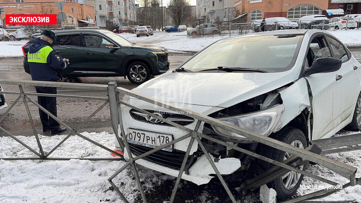 Авария на улице Юбилейной в Пскове 