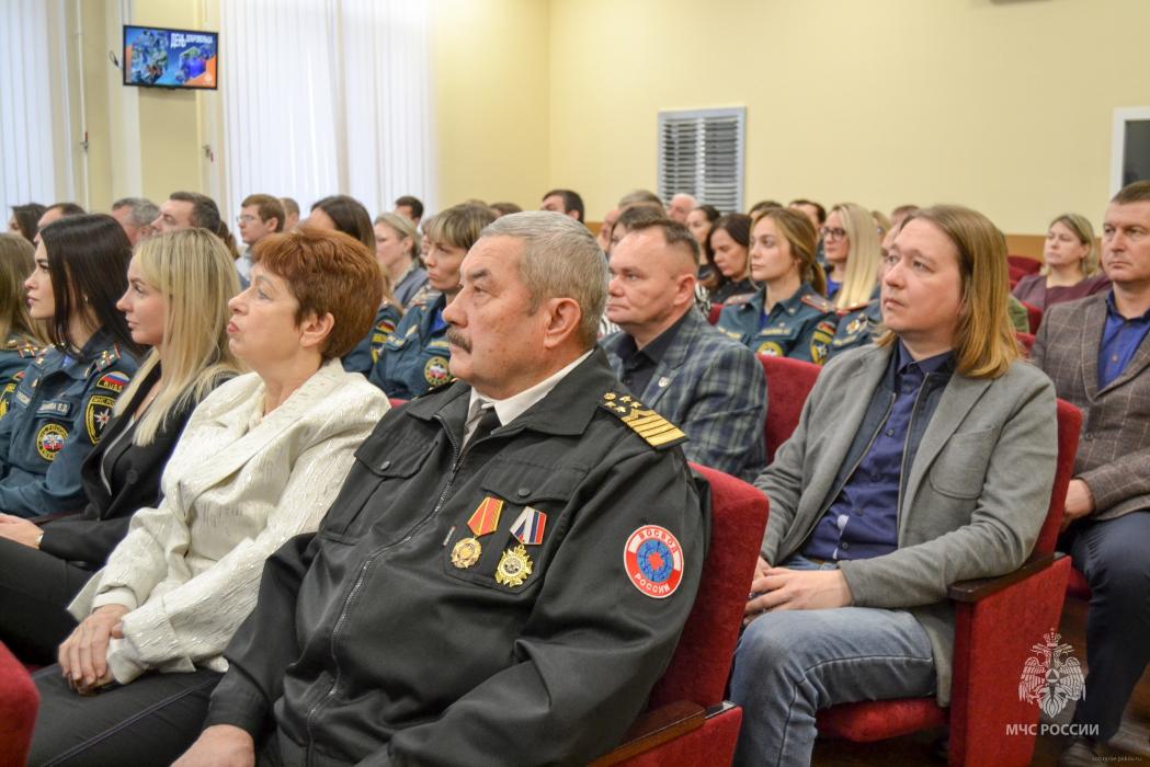 Благодарности областного Собрания вручили добровольцам, участвующим в спасении людей