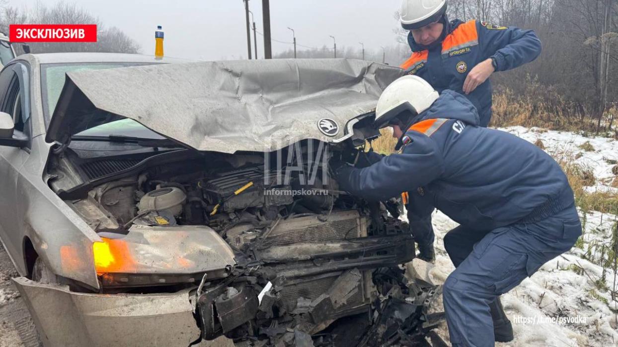Два человека пострадали в ДТП на улице Николая Васильева в Пскове