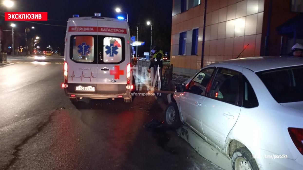 Водитель на «Ладе» врезался в дорожное ограждение в Пскове