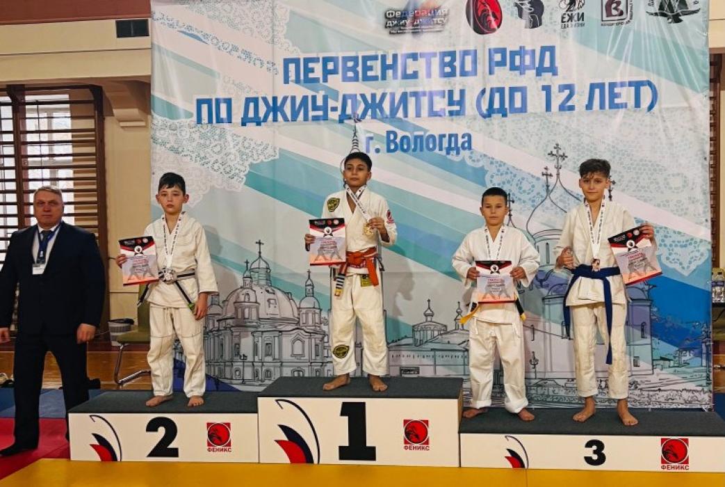 Псковские спортсмены заняли весь пьедестал на соревнованиях по джиу-джитсу