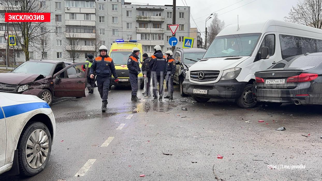 Три легковых автомобиля и микроавтобус столкнулись на улице Коммунальной в Пскове