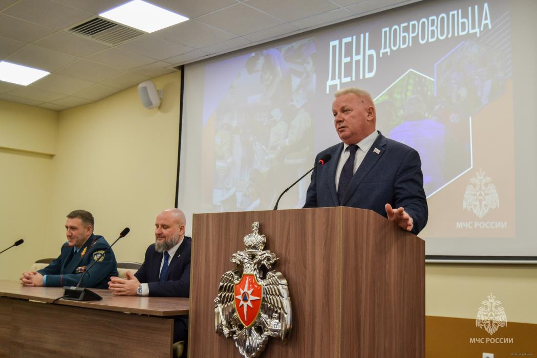 Благодарности областного Собрания вручили добровольцам, участвующим в спасении людей