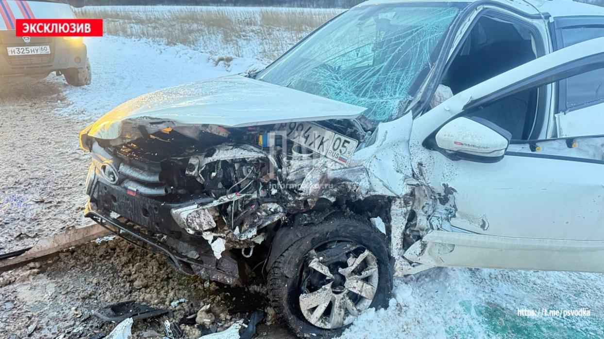 Volkswagen и Lada Granta столкнулись в Псковском районе