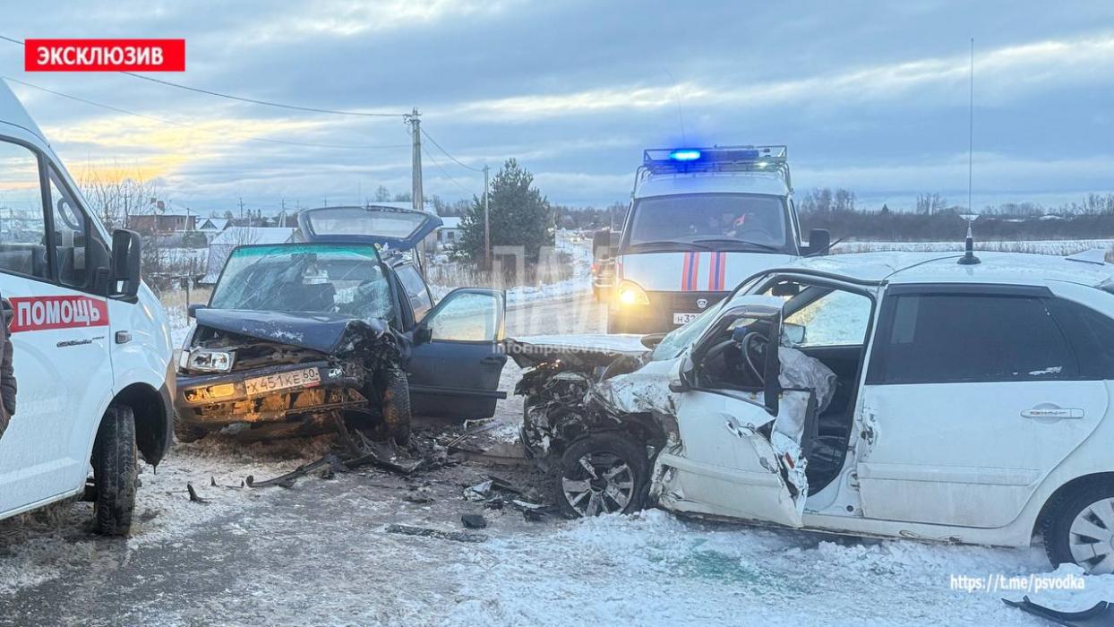 Volkswagen и Lada Granta столкнулись в Псковском районе
