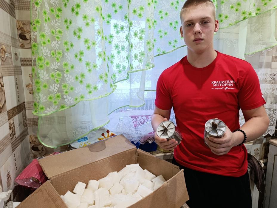 Рекордную партию окопных свечей изготовили участники дедовичского поискового отряда