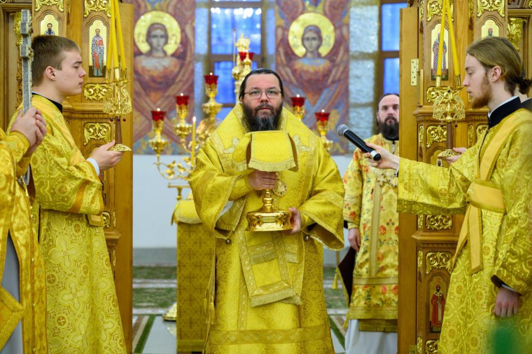 Митрополит Матфей сослужил на Божественной литургии в храме Пресвятой Богородицы в Москве