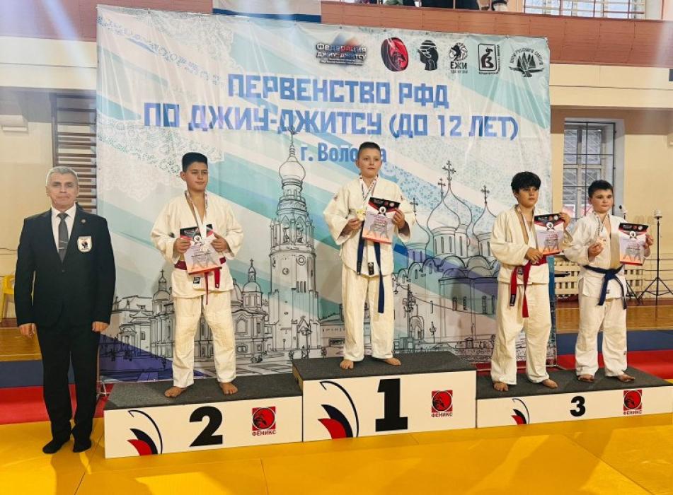 Псковские спортсмены заняли весь пьедестал на соревнованиях по джиу-джитсу
