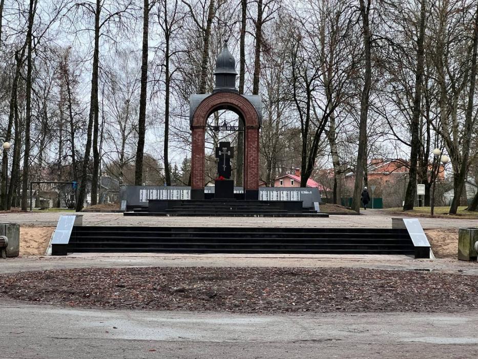 Работу по обновлению мемориалов продолжают в Пскове