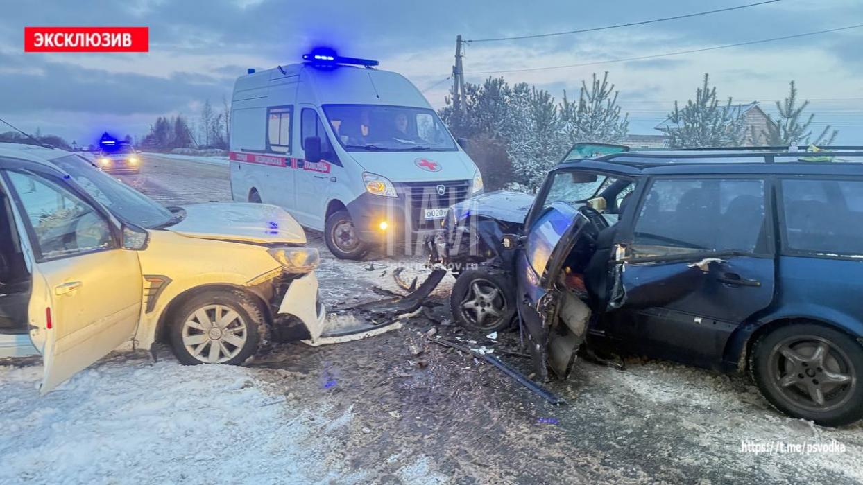 Volkswagen и Lada Granta столкнулись в Псковском районе
