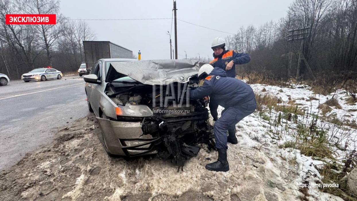 Два человека пострадали в ДТП на улице Николая Васильева в Пскове