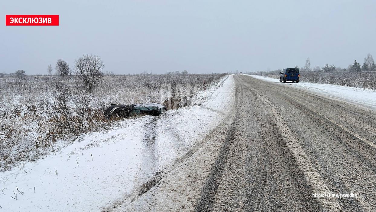 Автомобиль вылетел в кювет в Псковской районе, есть пострадавшие