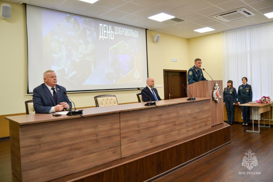 Благодарности областного Собрания вручили добровольцам, участвующим в спасении людей