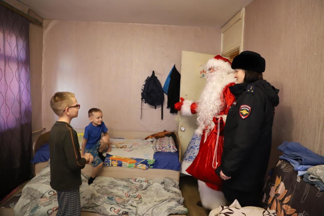 Полицейские поздравили юных псковичей с наступающим Новым годом