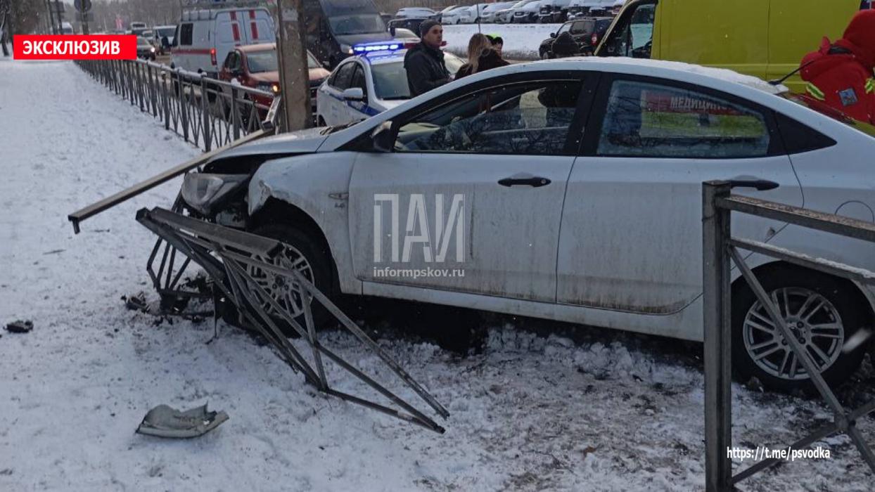 Авария на улице Юбилейной в Пскове 