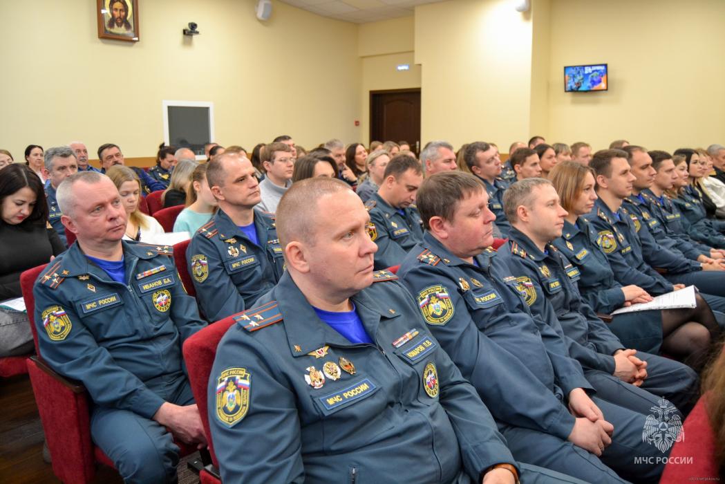 Благодарности областного Собрания вручили добровольцам, участвующим в спасении людей