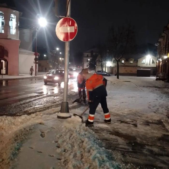 ​Коммунальные службы в Пскове ликвидируют последствия снегопада